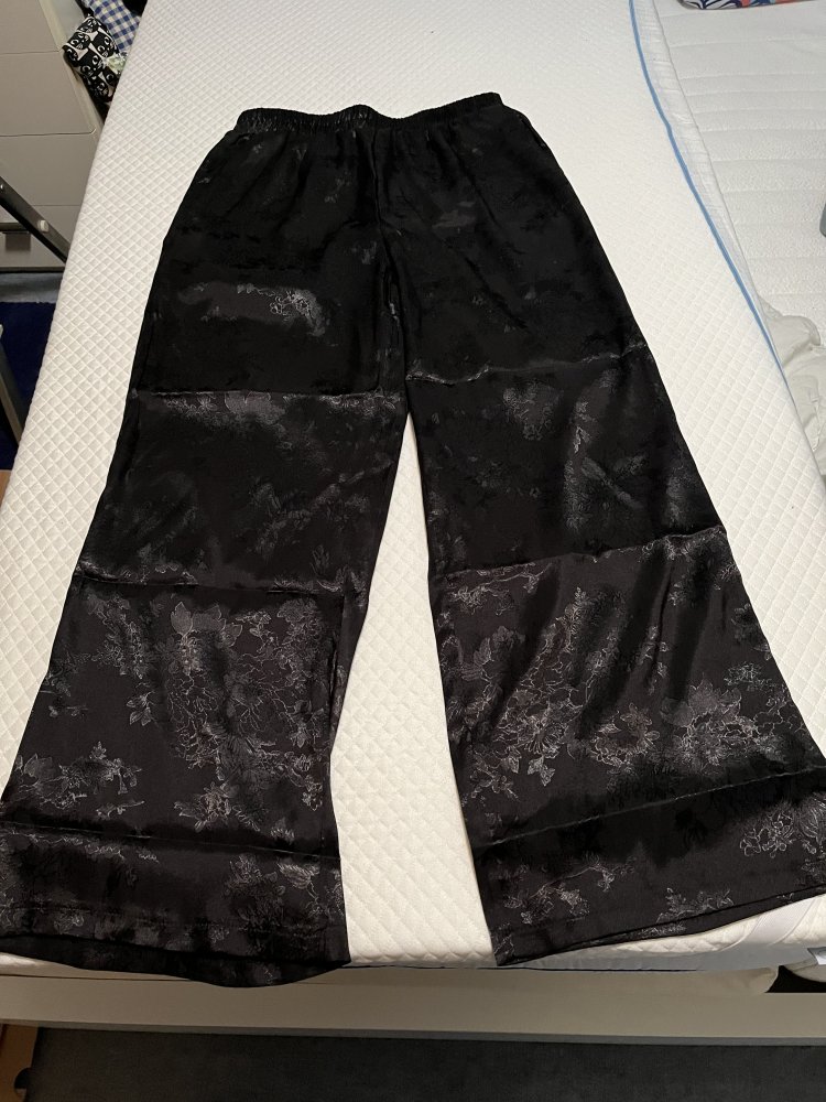 Schlupfhose schwarz, glänzend, mit Blumenmuster, Größe L – NEU UND UNGETRAGEN