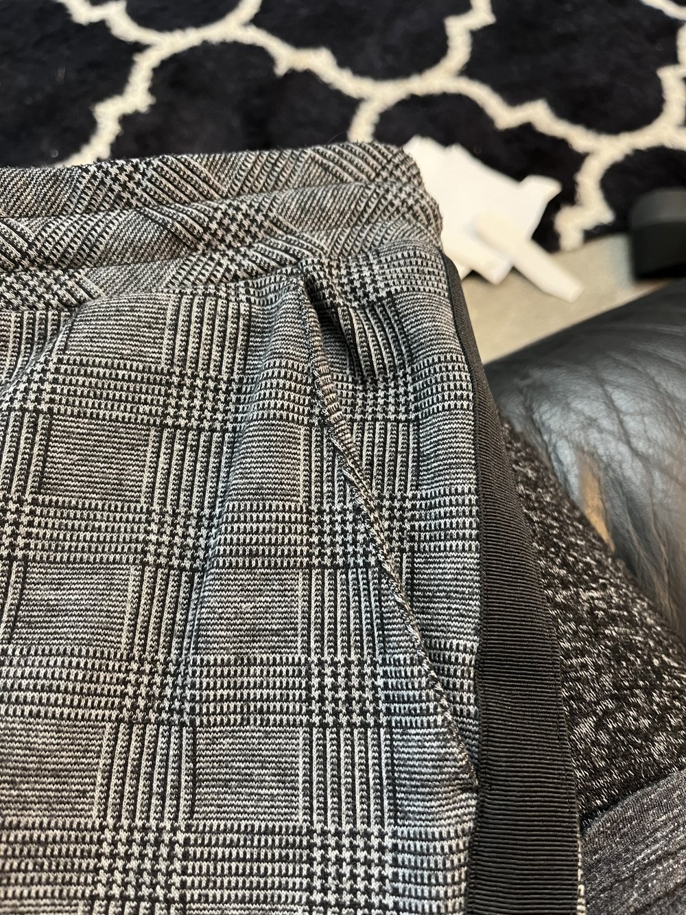 Schlupfhose schwarzgrau, Gittermuster, Größe 46
