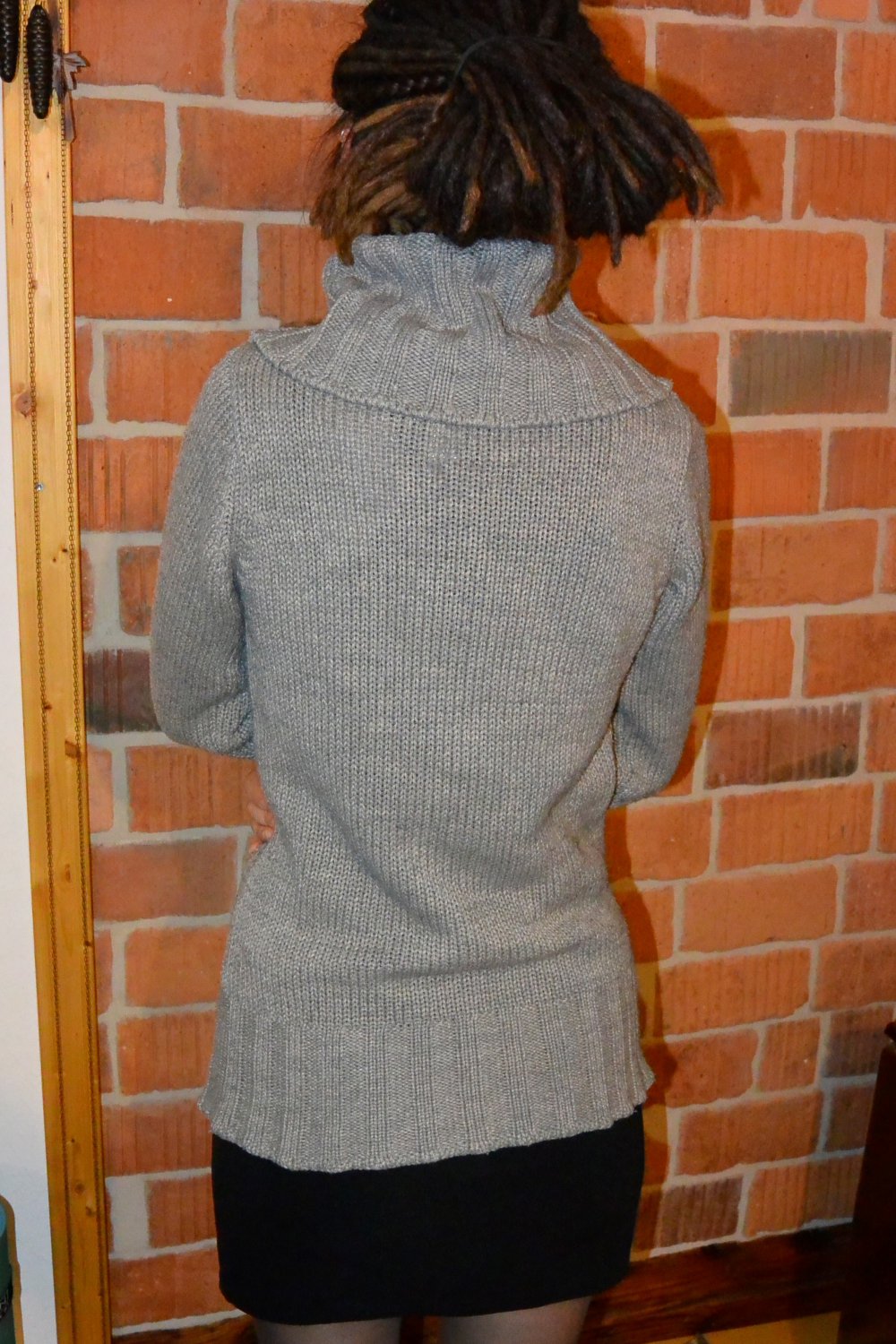 Grauer Longpullover mit großem Kragen Winter Herbst