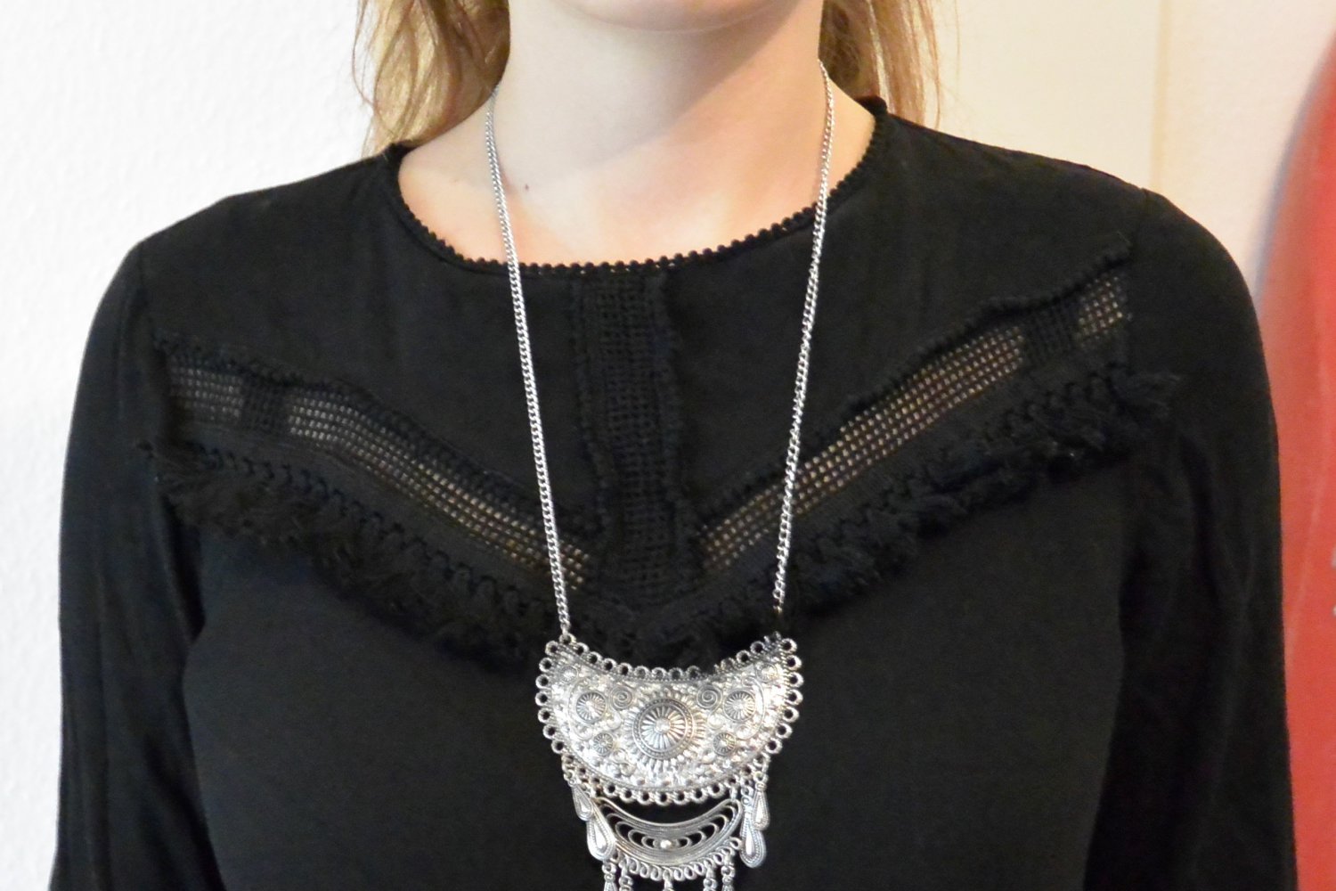 Schwarzes kurzes Kleid mit verschiedenen Details