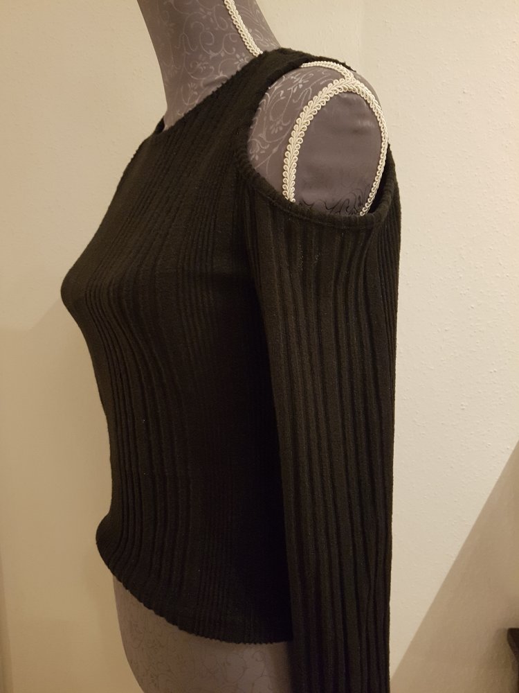 Schwarzes Top, schulterfrei