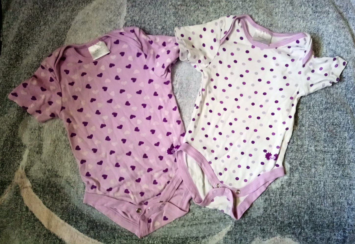 2 Bodys kurzarm lila weiß 74 twins