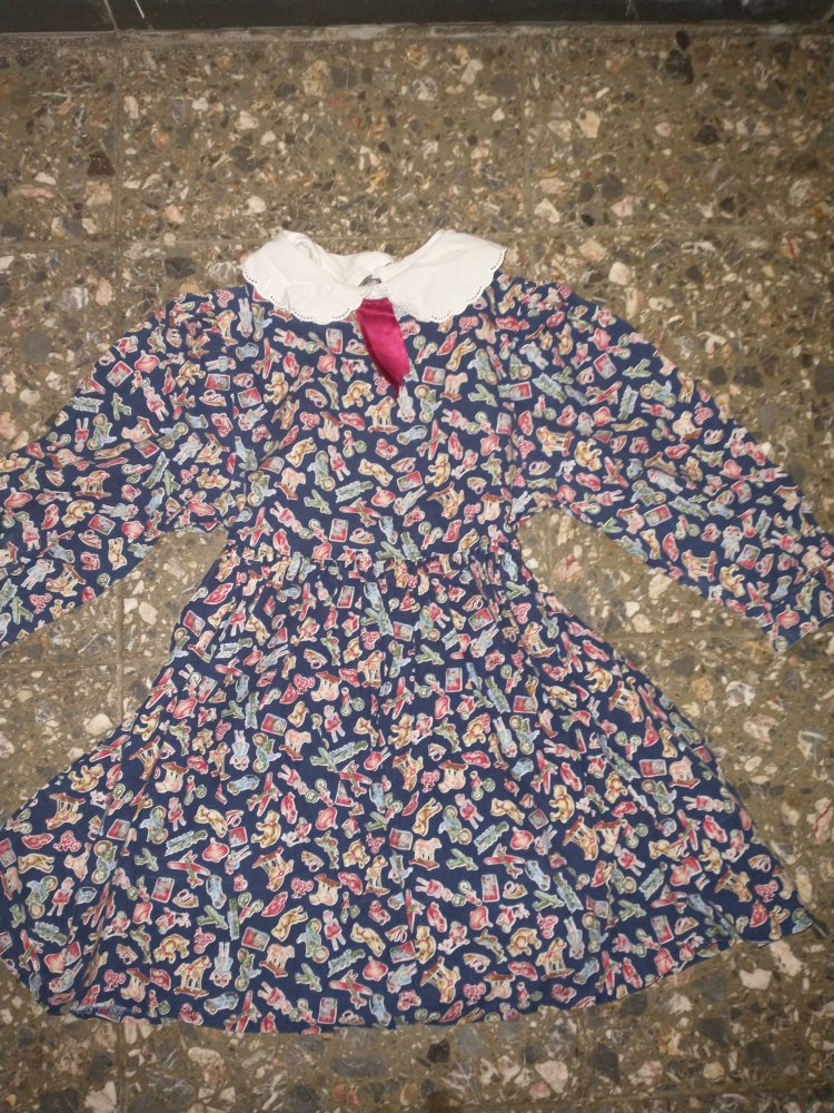  Kleid mit hübschem  Allover-Muster