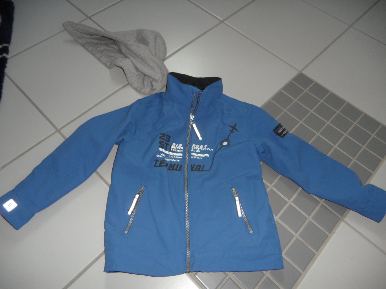 Staccato tolle Sommer-Jacke aus wasserabweisendem festem Material, 104/110