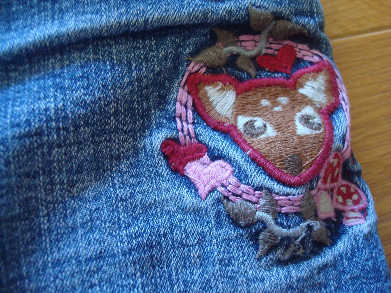 Hose, Jeans mit süßer Stickerei und verstellbarem Bund