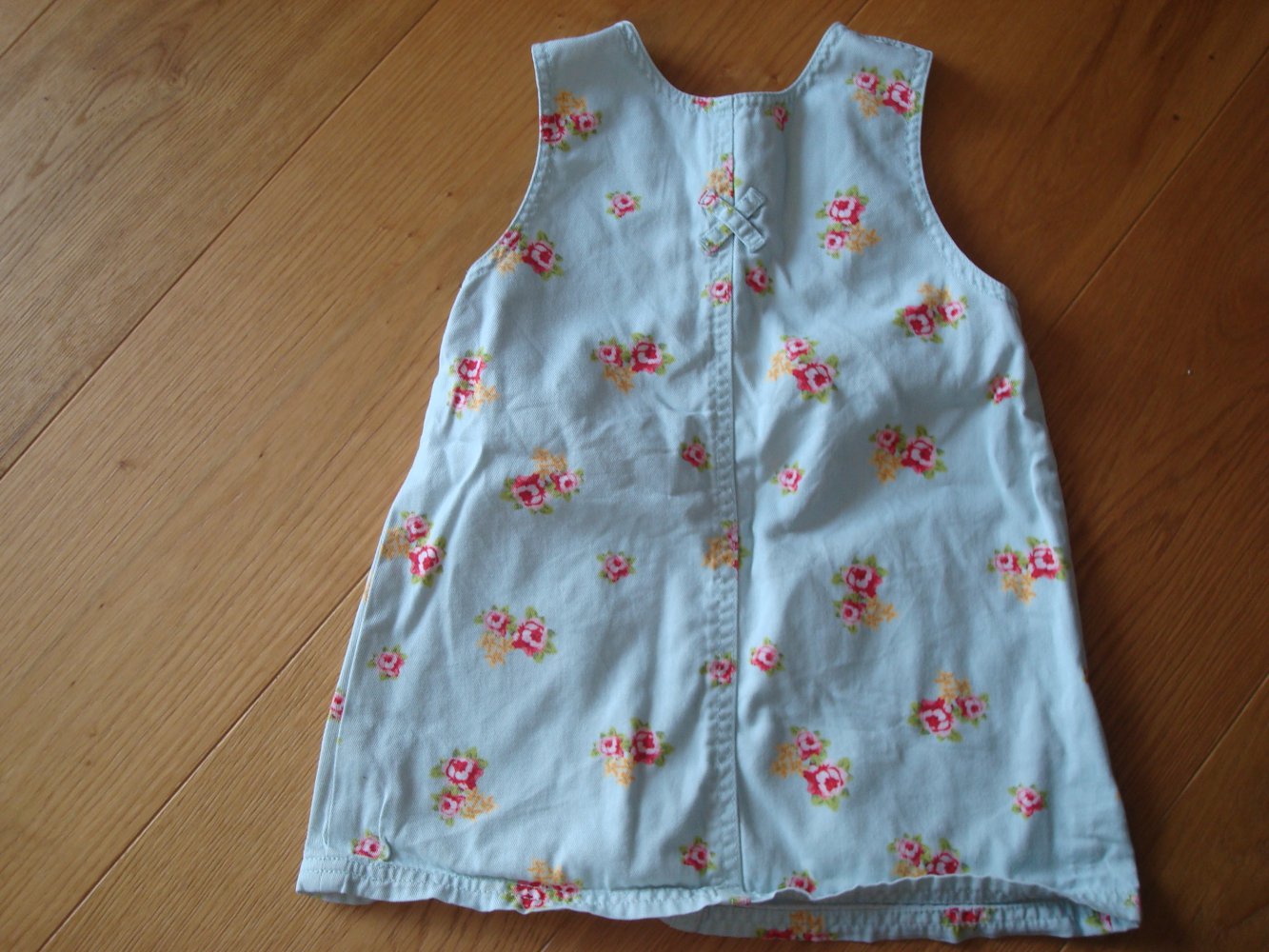 süßes Kleid, Jeanskleid mit Blumendruck Gr. 80 von H&M