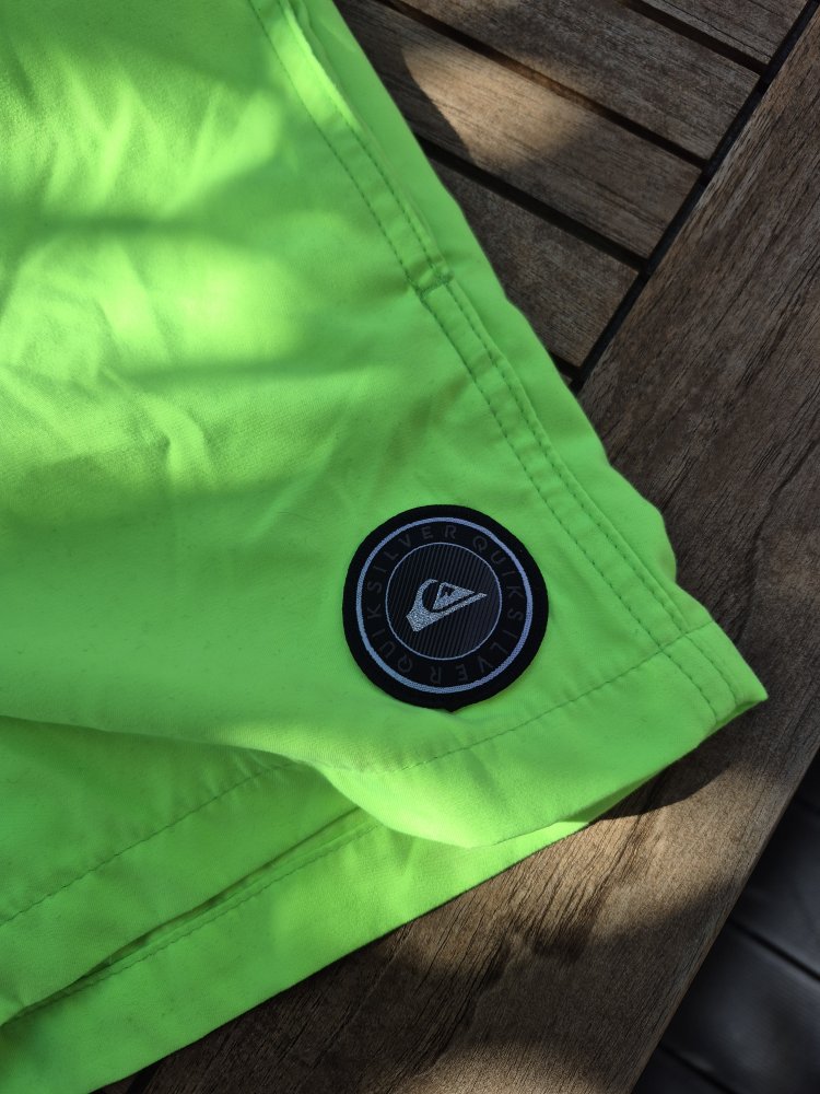 Quicksilver: neongrüne Badeshort Gr. 152 (12Y)