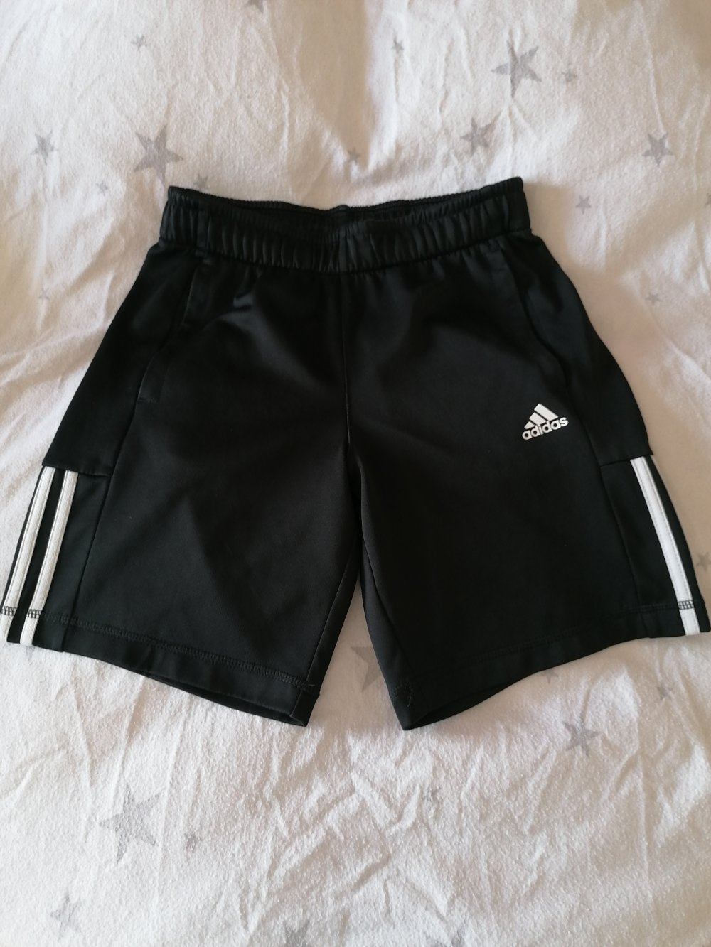 Adidas: kurze schwarze Sporthose Gr. 152