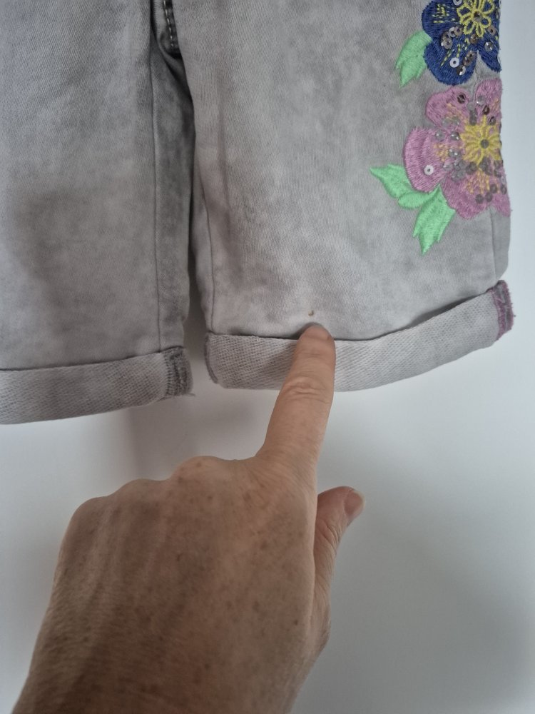 s.Oliver: graue Slim Short mit bunten Blumen Gr. 134
