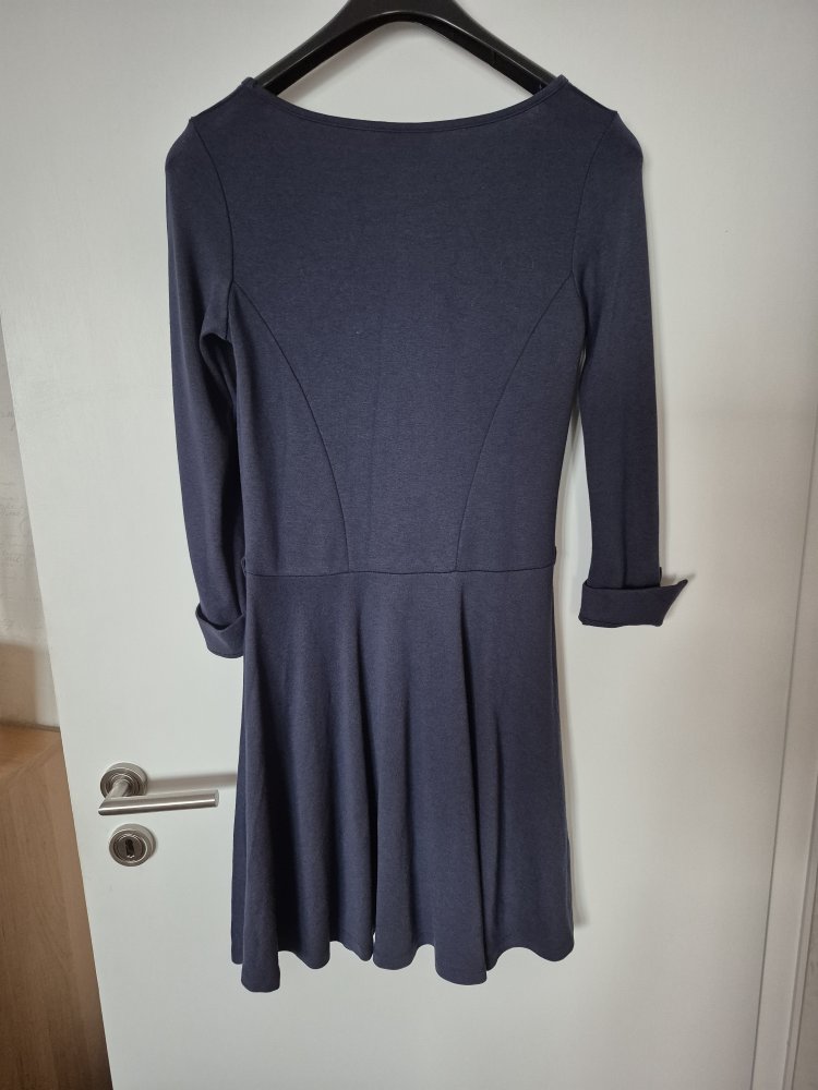 Gina: schönes schlichtes blaues Kleid Gr. 40
