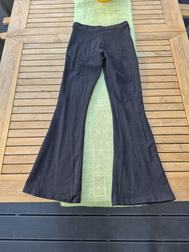 schwarze Leggins mit ausgestelltem Bein Gr. 146