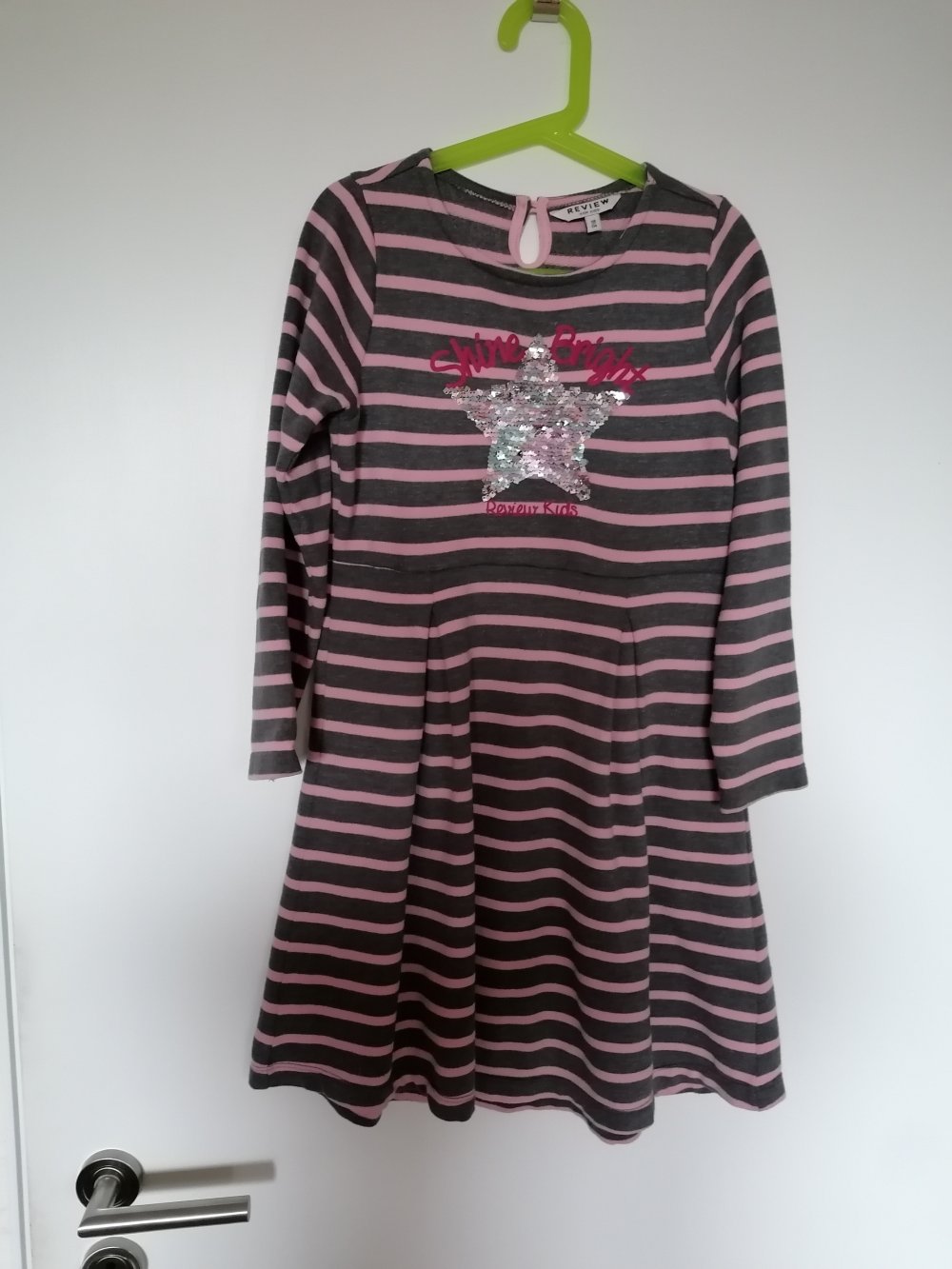 Review: Gestreiftes Sweatkleid mit Wendepaillettenstern Gr. 128/134