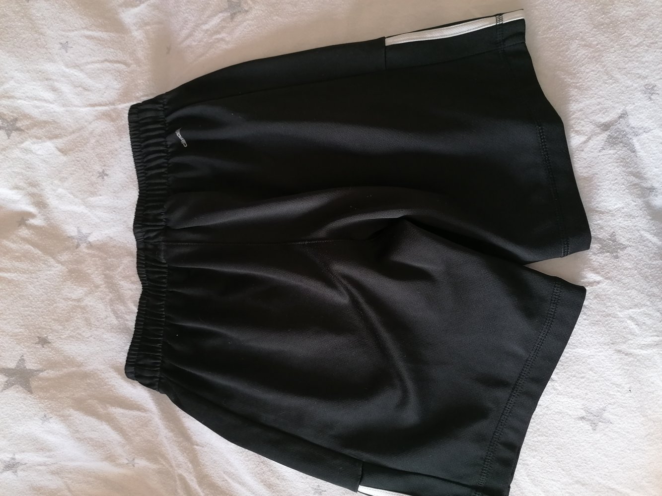 Adidas: kurze schwarze Sporthose Gr. 152
