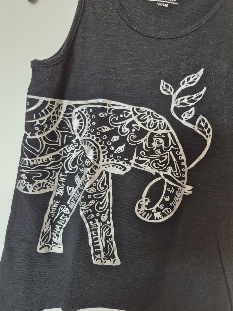Yigga: schwarzes Top mit Elefant Gr. 134/140