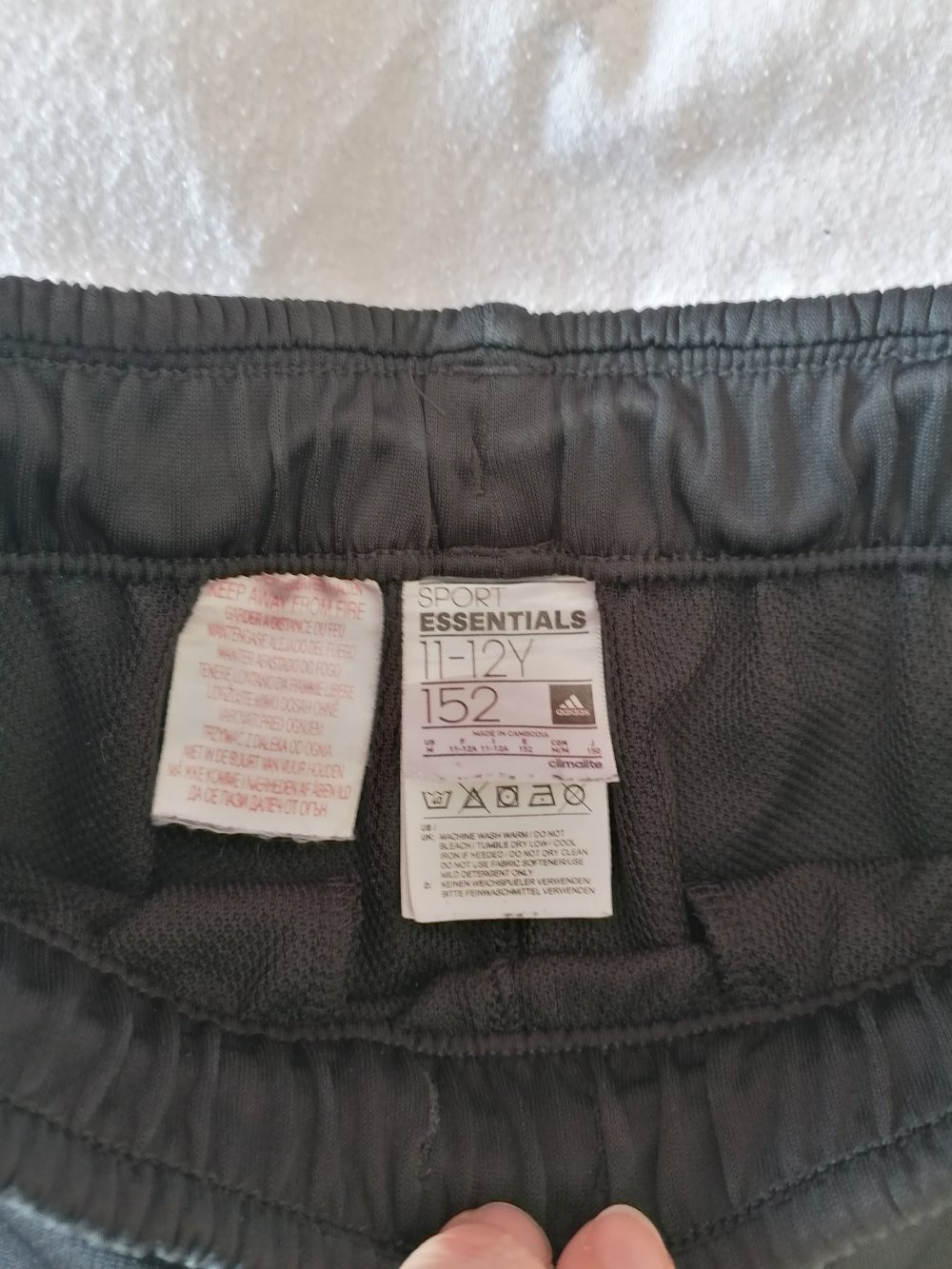 Adidas: kurze schwarze Sporthose Gr. 152