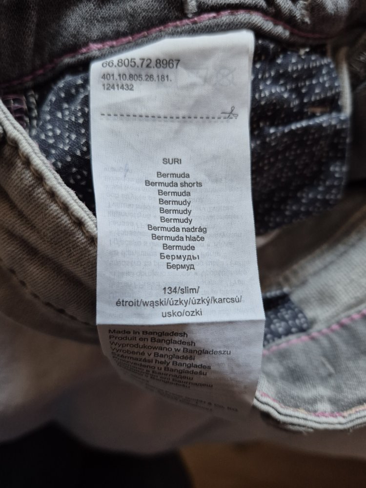 s.Oliver: graue Slim Short mit bunten Blumen Gr. 134