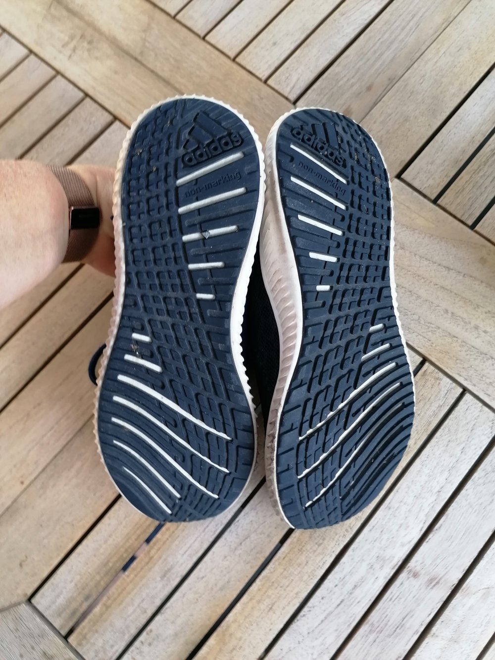 Adidas: dunkelblaue Hallenturnschuhe Gr. 36