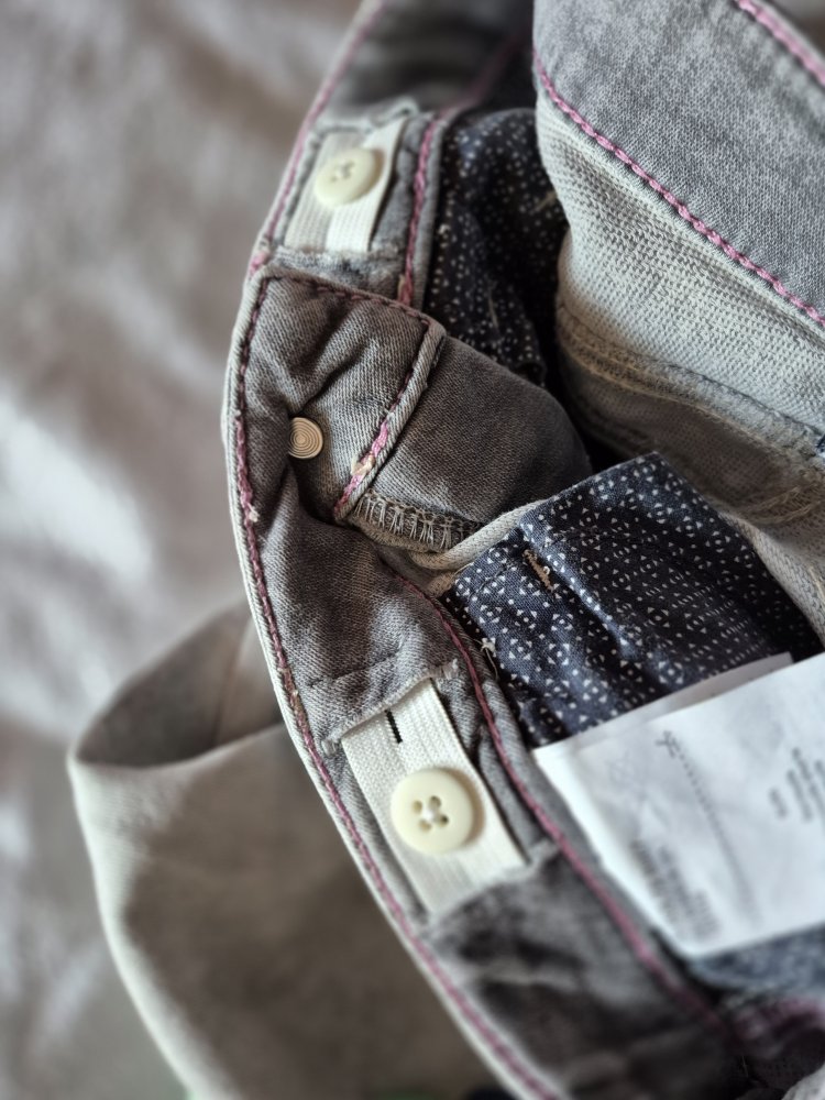 s.Oliver: graue Slim Short mit bunten Blumen Gr. 134