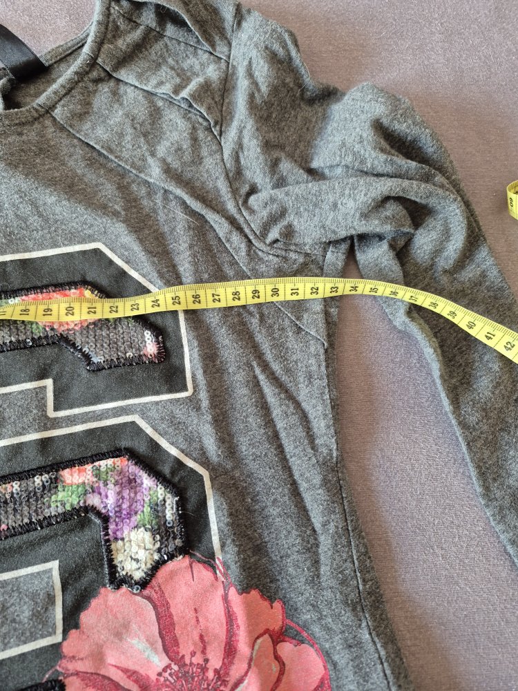 Desigual: graues gerafftes Shirt mit bunter Applikation Gr. 134/140