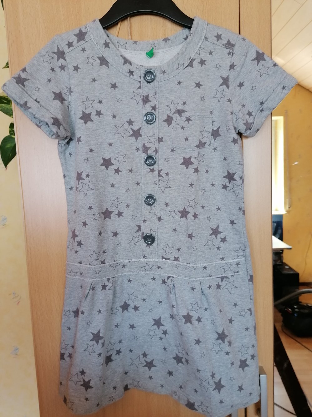 Benetton: graues Kleid mit Sternen 150cm