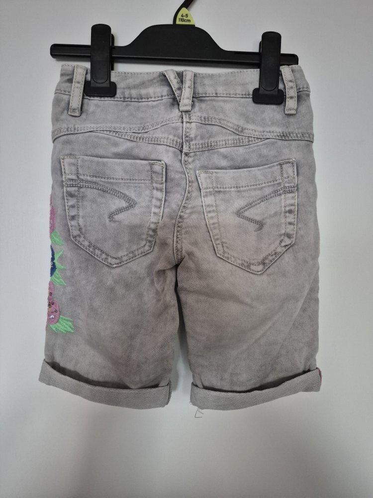 s.Oliver: graue Slim Short mit bunten Blumen Gr. 134