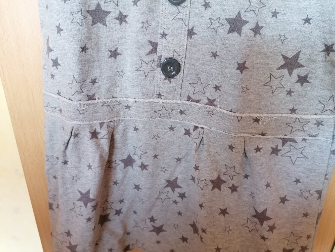 Benetton: graues Kleid mit Sternen 150cm