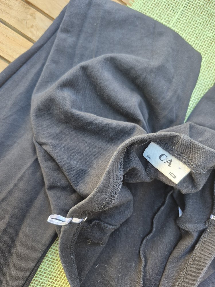 schwarze Leggins mit ausgestelltem Bein Gr. 146