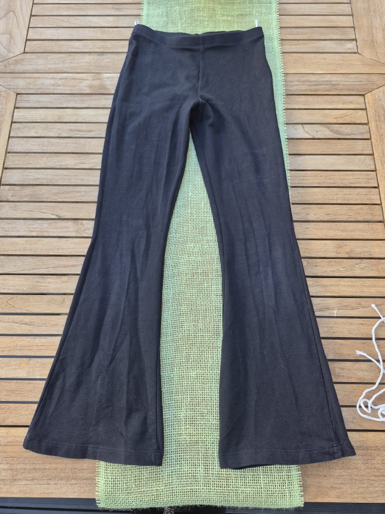 schwarze Leggins mit ausgestelltem Bein Gr. 146