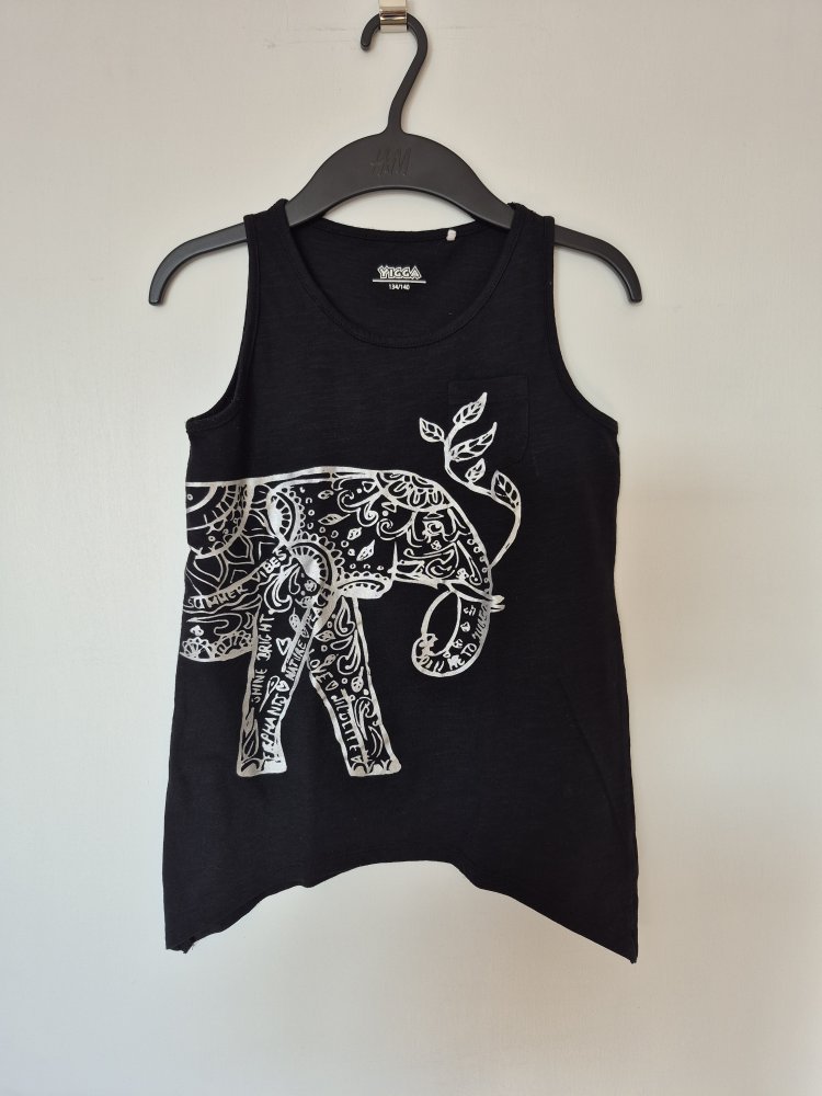 Yigga: schwarzes Top mit Elefant Gr. 134/140