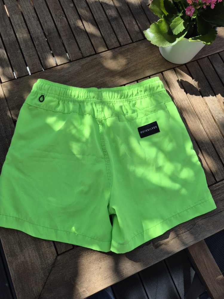Quicksilver: neongrüne Badeshort Gr. 152 (12Y)