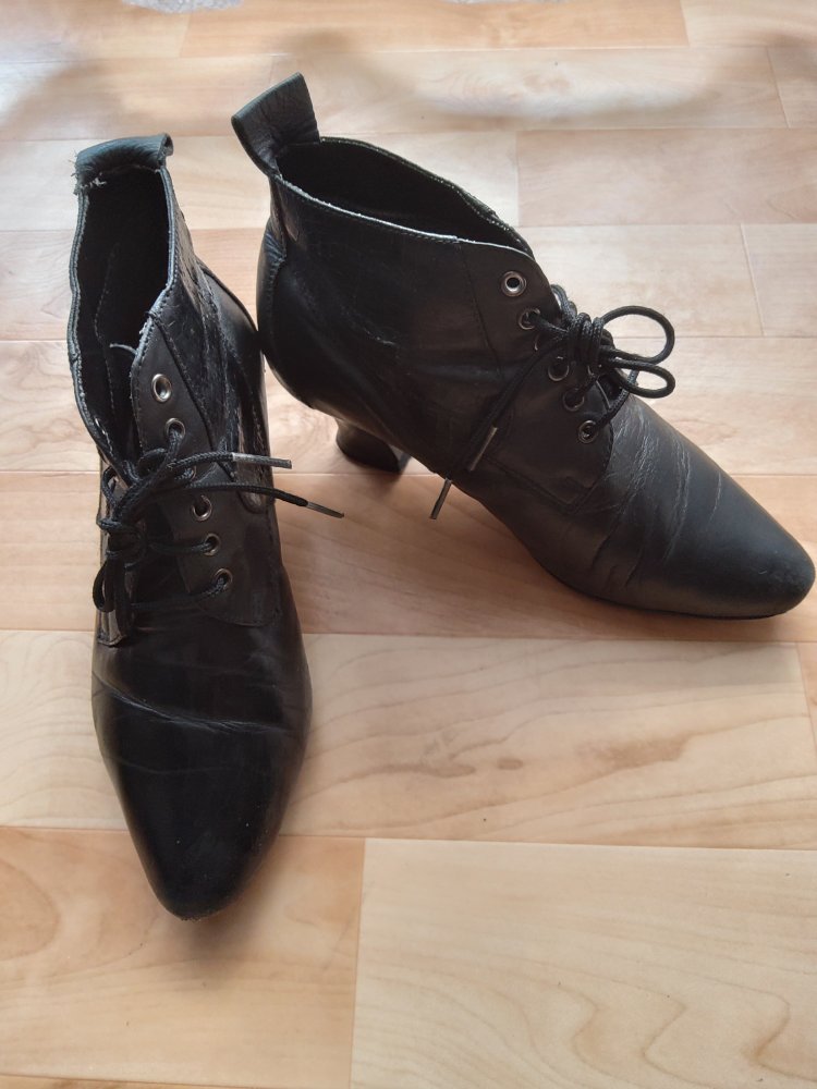 Schnürschuhe aus Leder mit kleinem Absatz