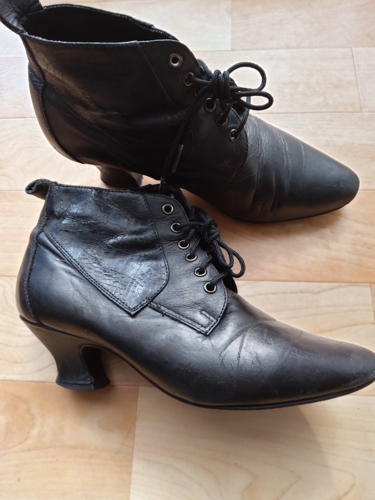 Schnürschuhe aus Leder mit kleinem Absatz