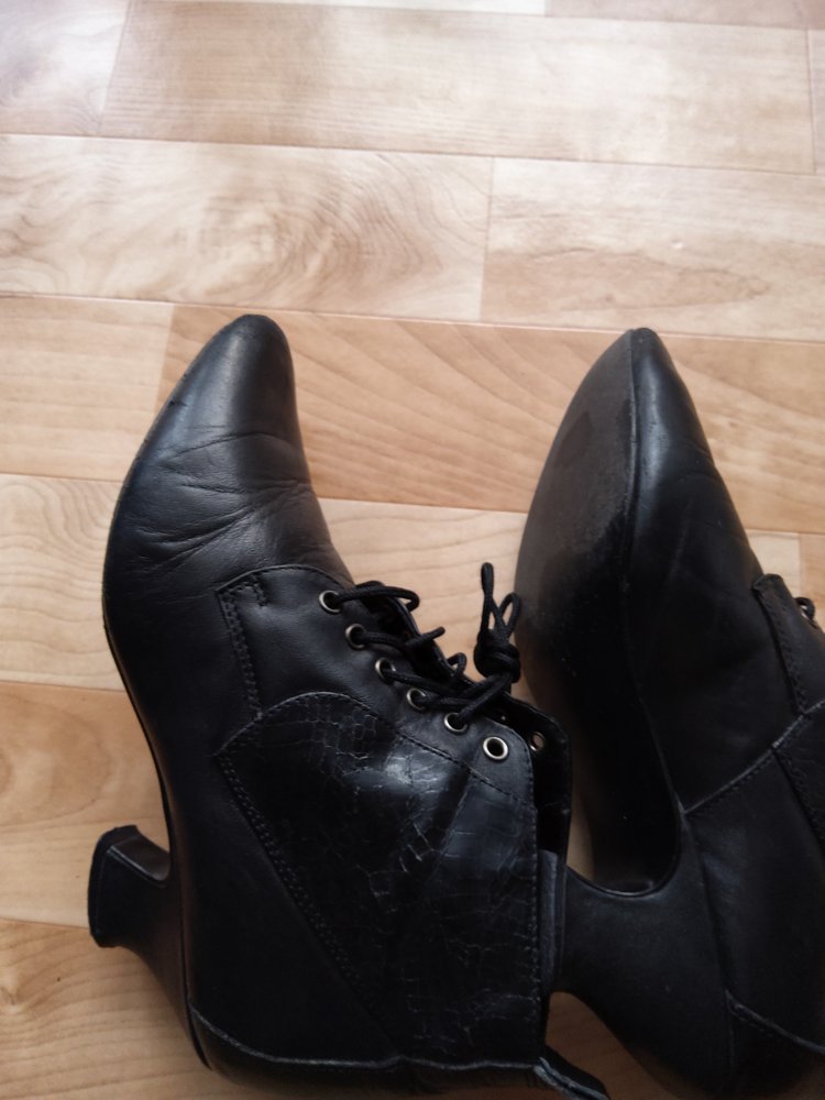 Schnürschuhe aus Leder mit kleinem Absatz