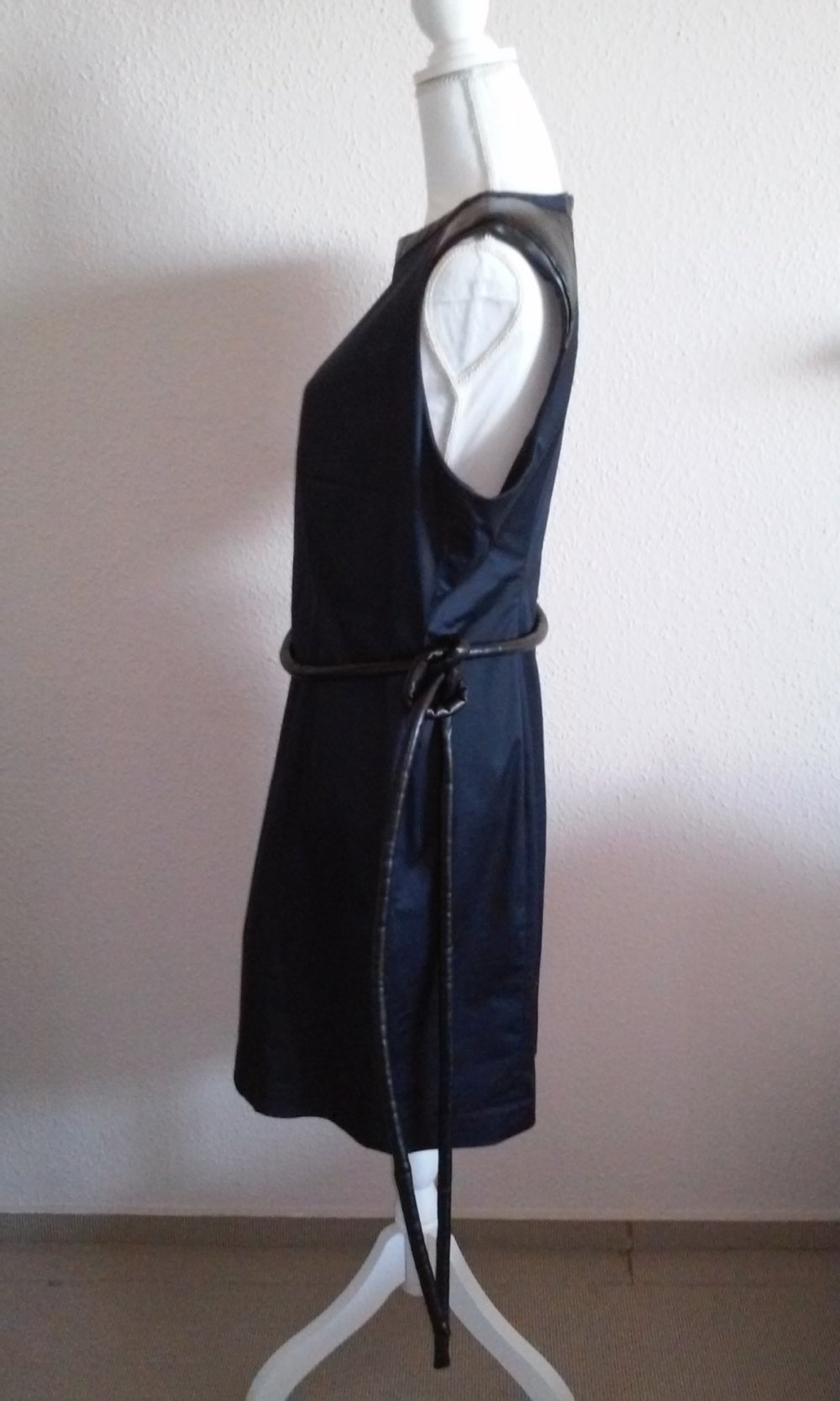 Kleid elegant feminin Etuikleider knielang Businesskleid (Lederimitat-Besatz + Gürtel)