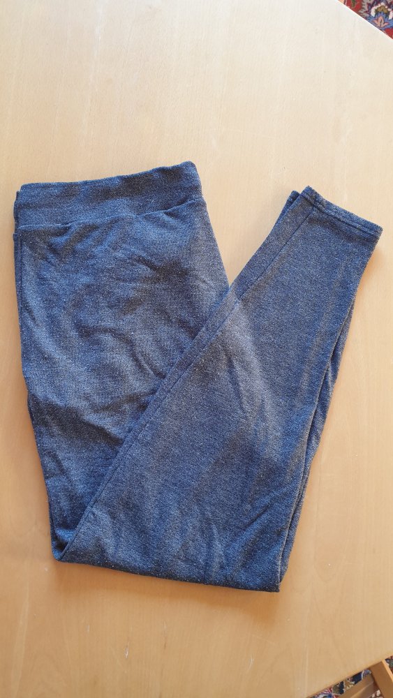Graue Jogginghose oversized, von Divided
