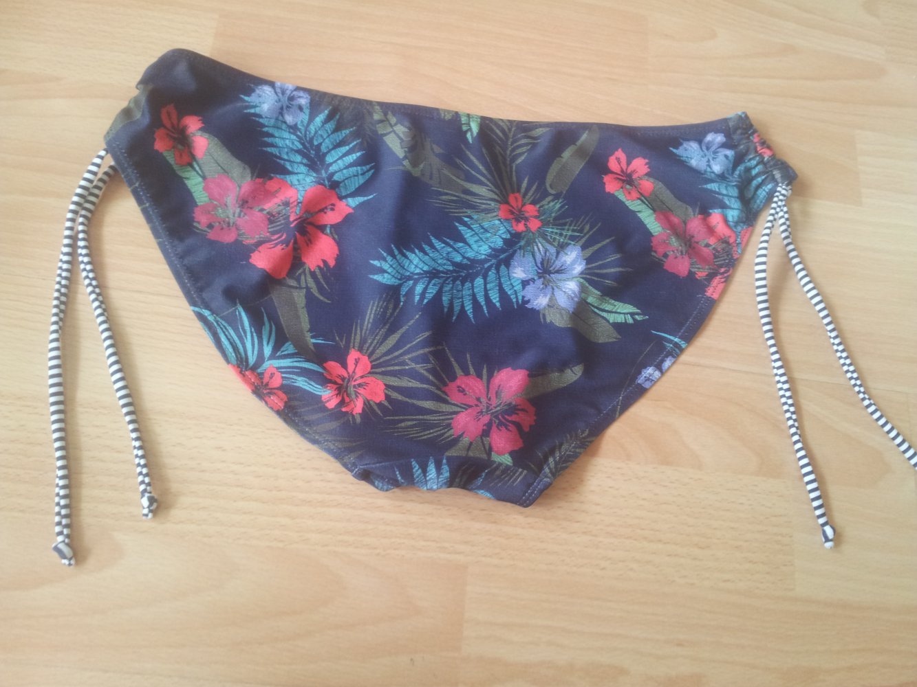 Bikini-Höschen bunt Blätter Blumen Gr. M 40/42 NEU