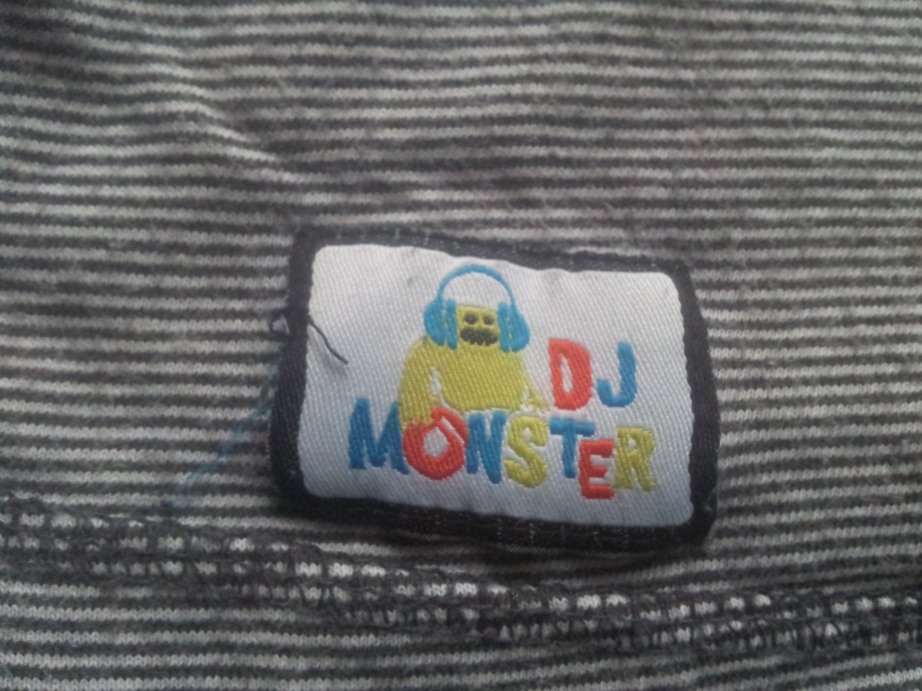 Pullover schwarz weiß Streifen Gr. 104 kleines Monster 