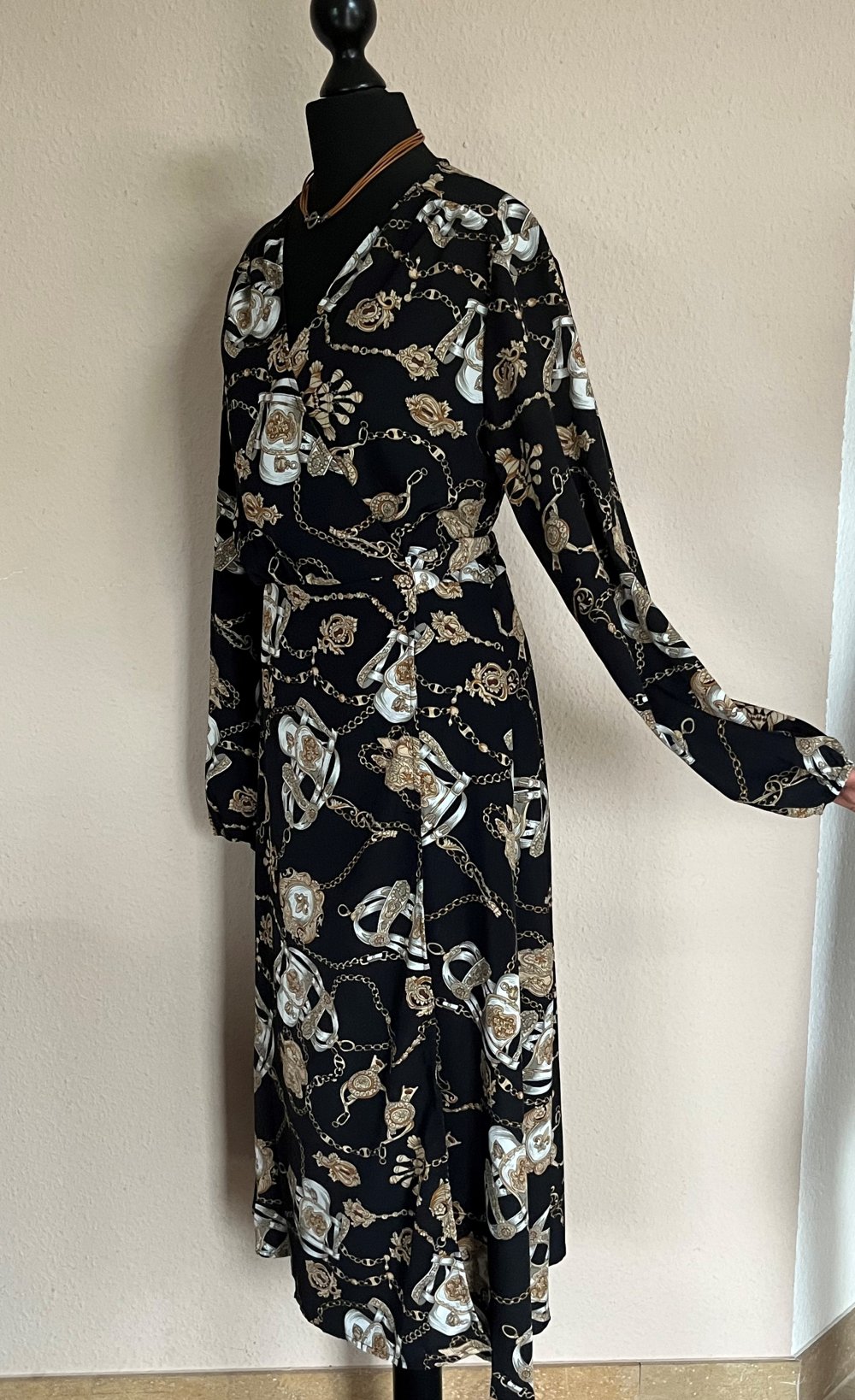 M&L Style Wickelkleid Gr.M mit klassischen Gold Ketten Motiv, macht eine tolle Figur