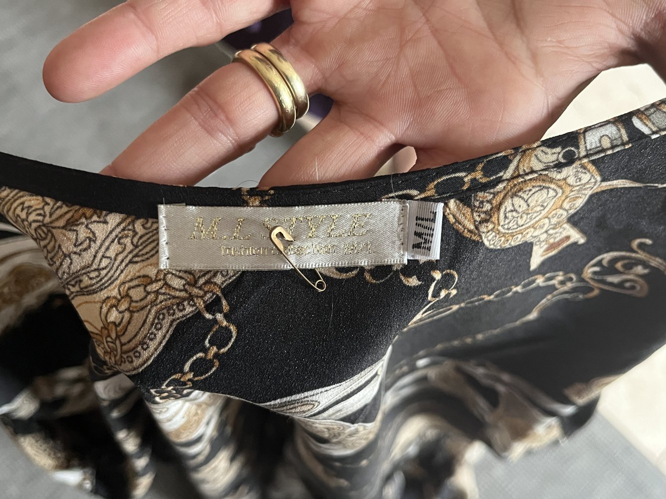 M&L Style Wickelkleid Gr.M mit klassischen Gold Ketten Motiv, macht eine tolle Figur