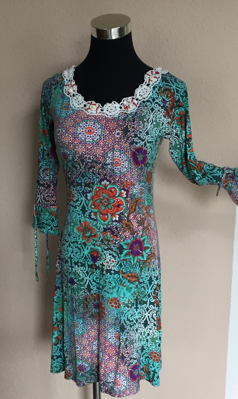 PRC Blumen Sommer Strand Kleid Gr.36 mit Muscheln am Dekolte, einfach ein Hingucker