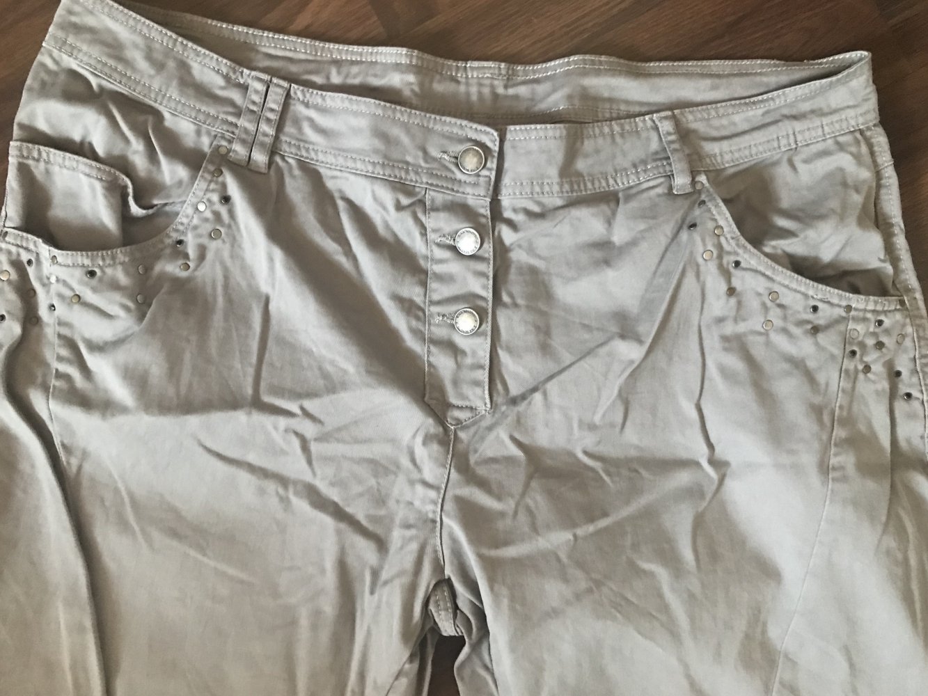 Schlammfarbende Hose mit Knopfleiste Und Verzierungen an den Taschen Größe 50