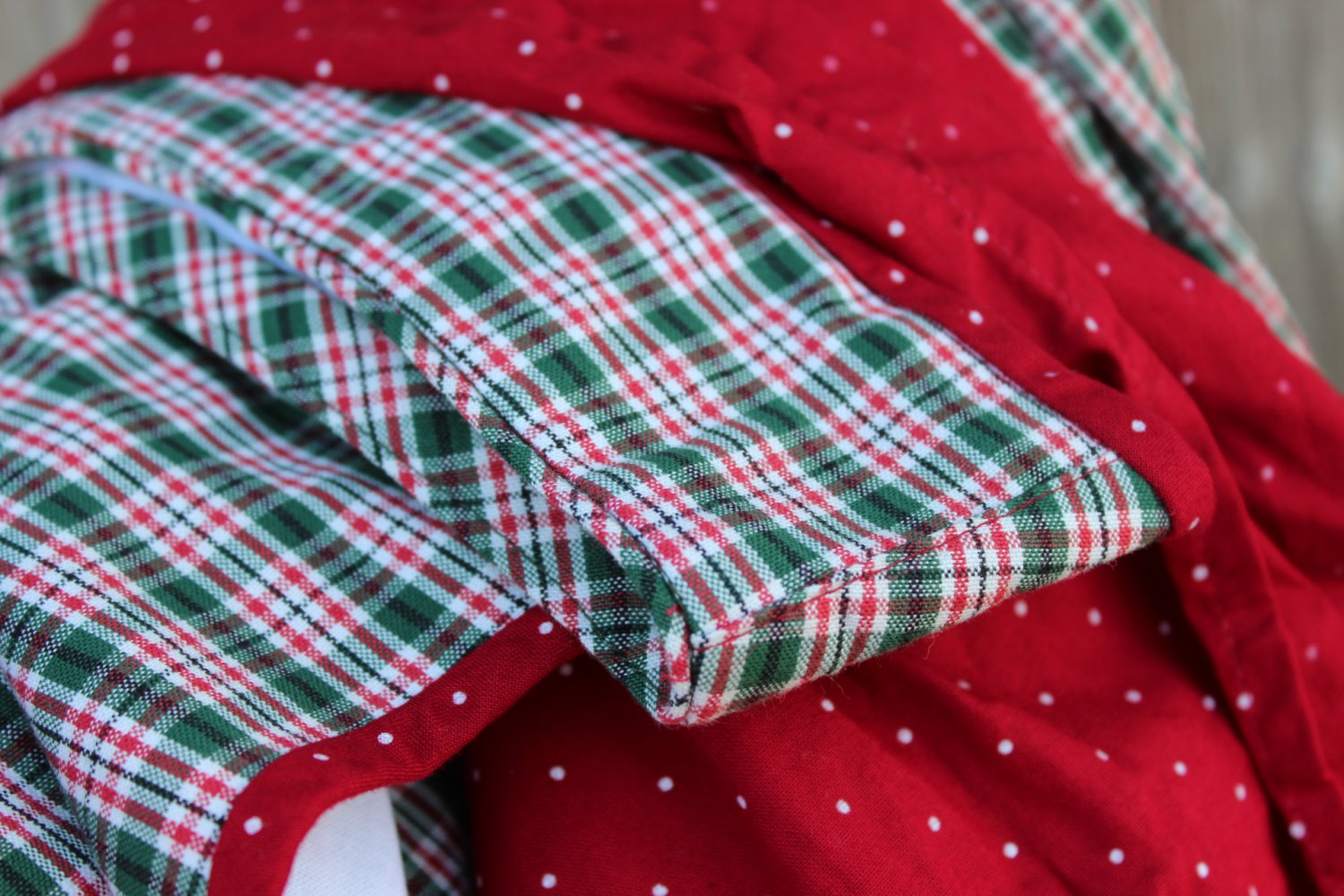 langes kariertes True Vintage Dirndl in rot grün weiß, inkl. Schürze mit Punkten, Größe 38, Hasegg