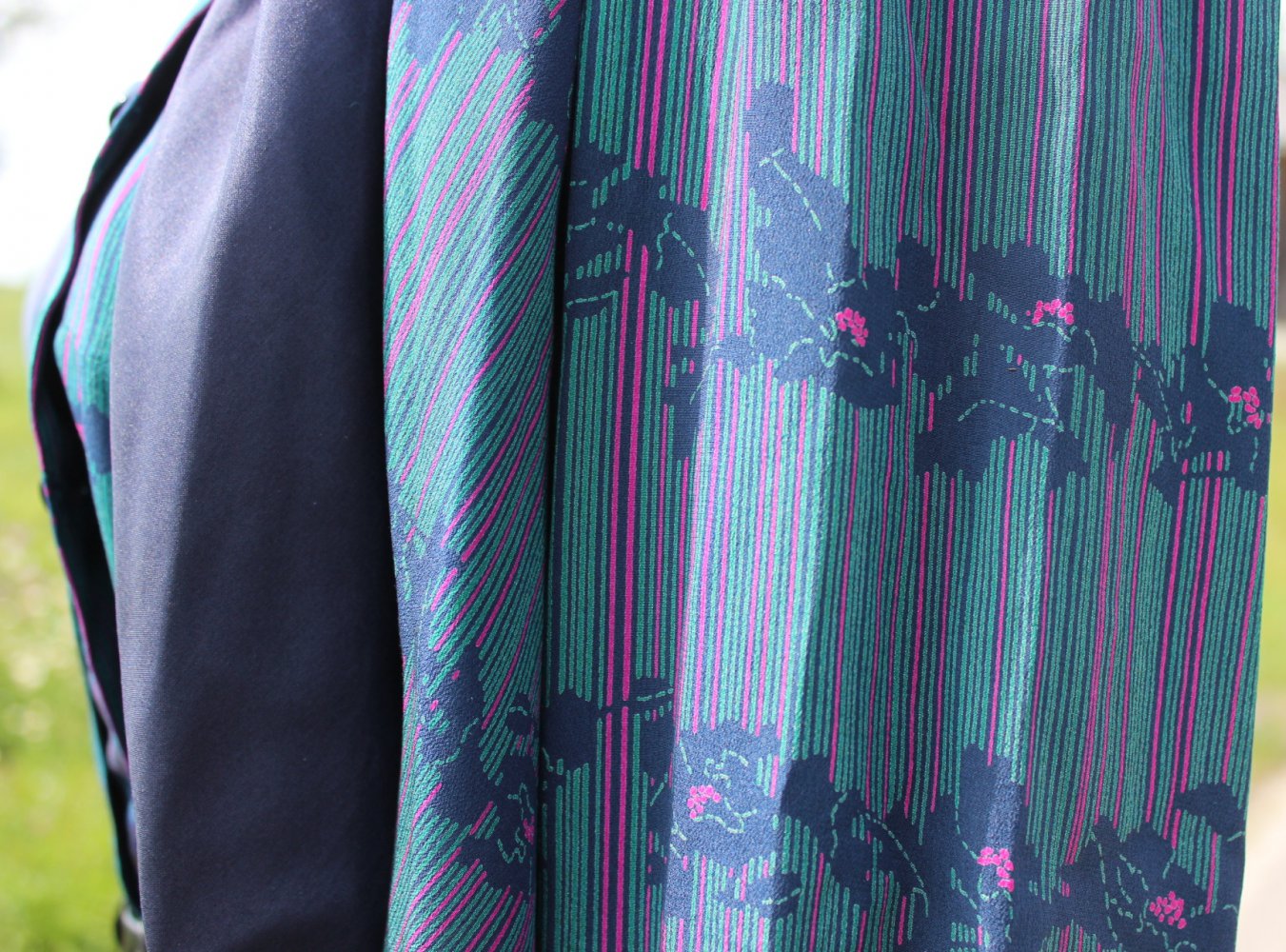 dunkelblaues True Vintage Kleid mit Blumenmuster und Streifen, ca. Größe 38, Herbstkleid