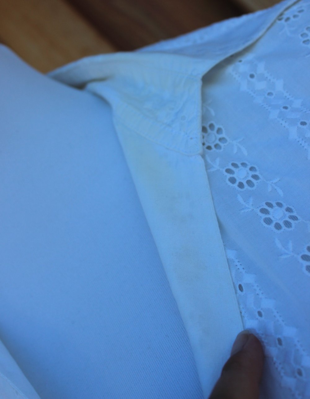 weiße Bluse mit kurzen Ärmeln, üppige Lochstickerei, Mothwurf, ca. Größe 40