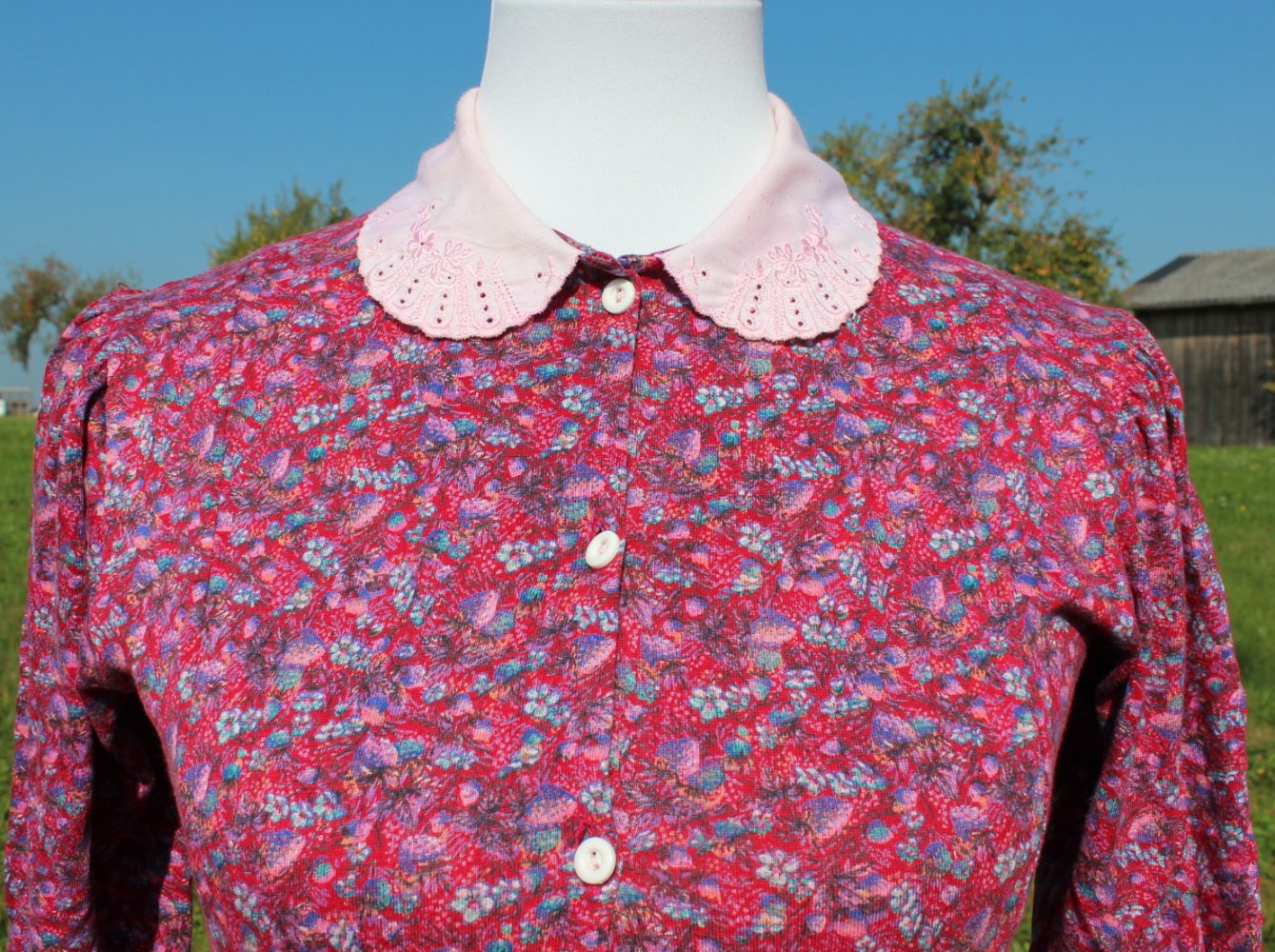 dunkelrotes langes True Vintagekleid mit Blumenmuster, Maxikleid mit Empiretaille, ca. Größe 36