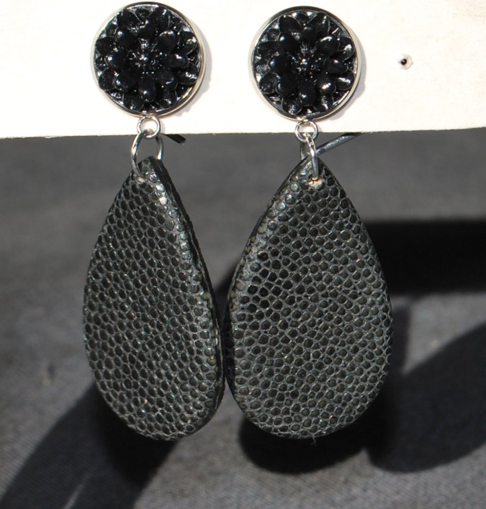 schwarze Ohrhänger aus Rochenleder mit einem Blumencabochon, Unikat, Galuchat, Perlrochen
