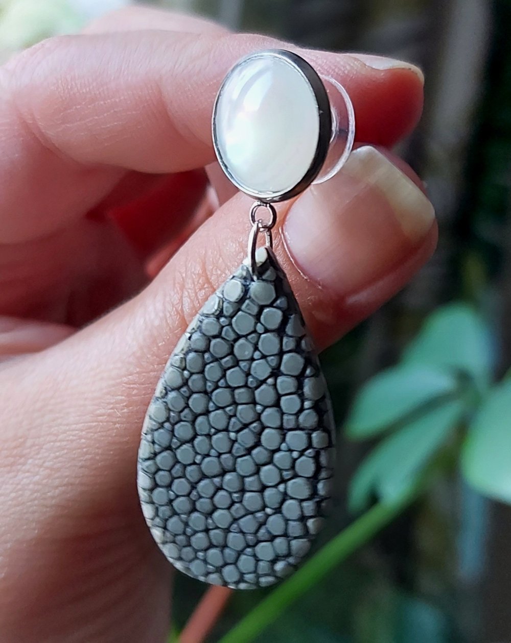 graue Ohrhänger aus Rochenleder mit einem weißen Cabochon, Unikat, Galuchat, Perlrochen Ohrringe