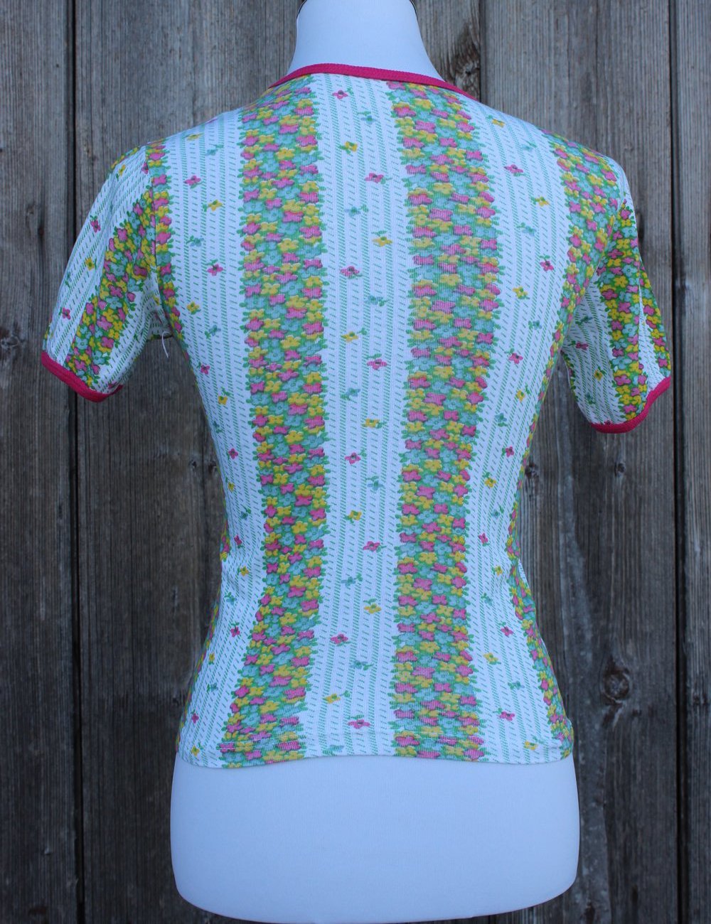 weißes Vintage T-Shirt (Unterhemd?) mit Blumenmuster, ca. Größe 34-36