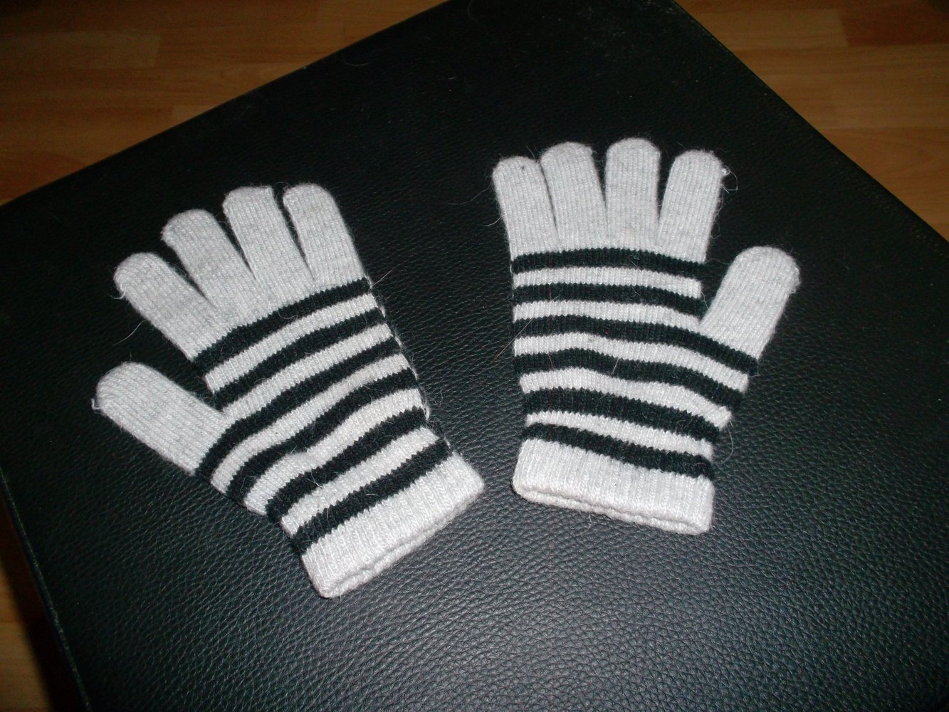 handschuhe,grau-weiss,sehr guter zustand,unisex