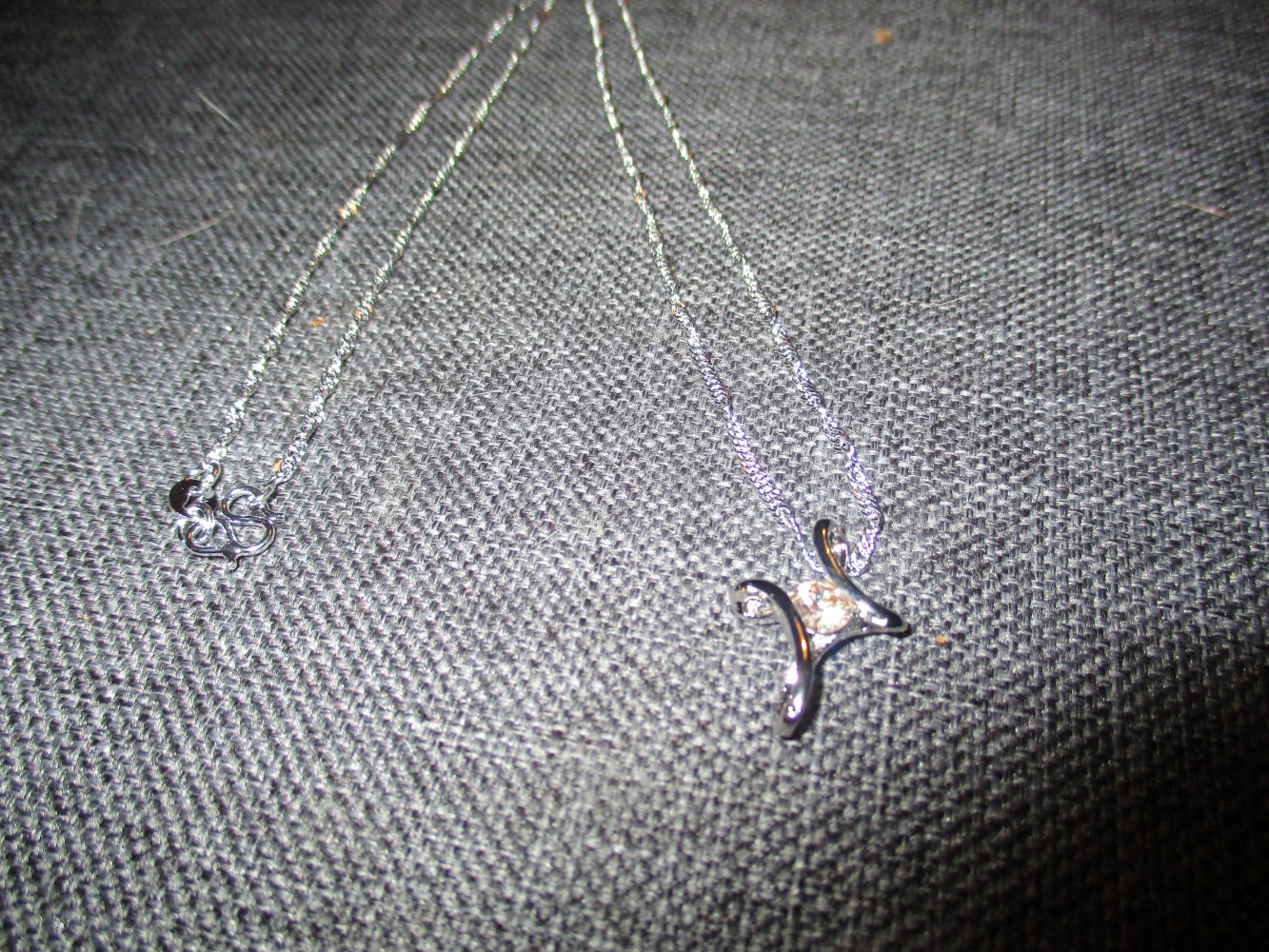 neuwertiges kettchen, anhänger kreuz, silberfarben, rosa steinchen